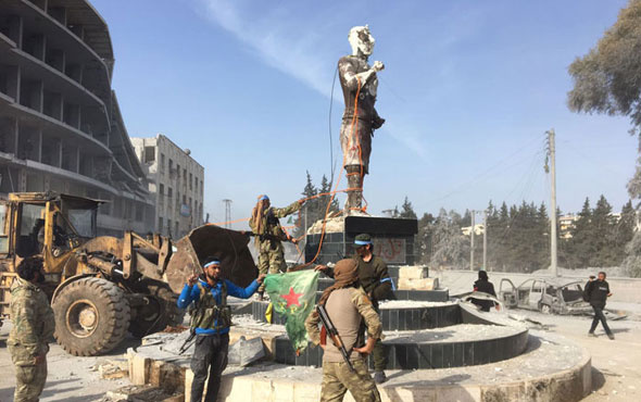 Afrin'de o heykel devrildi! İşte ilçe merkezinden son görüntüler...