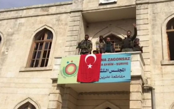 Afrin kent merkezine Türk bayrağı asıldı