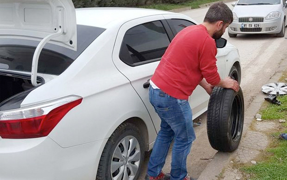 Polisleri görünce lastiği değiştirmeye kalktı!