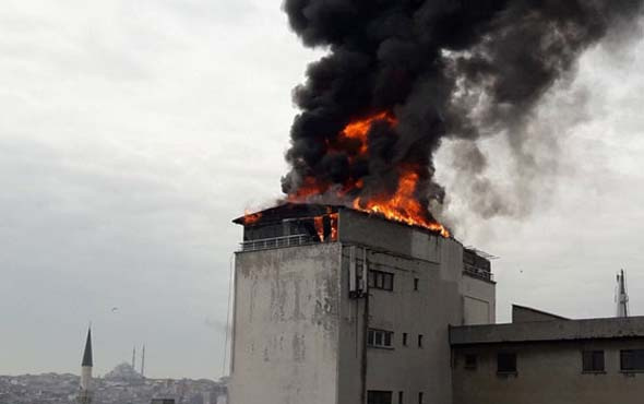 Karaköy'de 5 katlı binada yangın paniği
