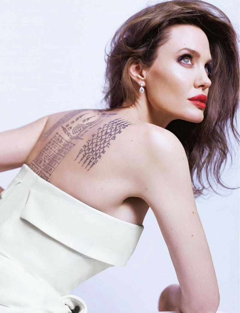 Angelina Jolie dövmeleriyle dikkat çekti