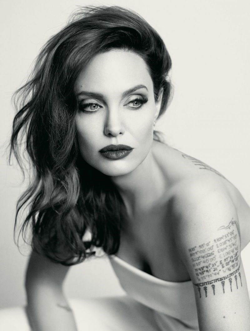 Angelina Jolie dövmeleriyle dikkat çekti