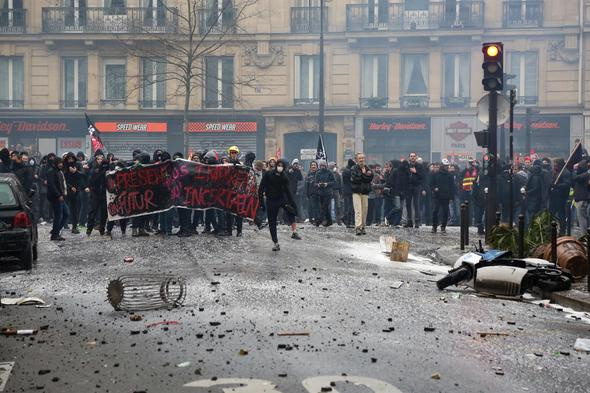 Fransa'da öğrencilerden grevlere destek