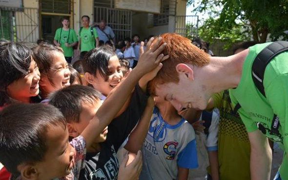 İlk defa kızıl saç gören Asyalı çocukların tepkisi