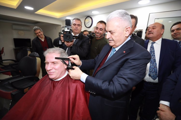 Başbakan Yıldırım berberde bir vatandaşı tıraş etti