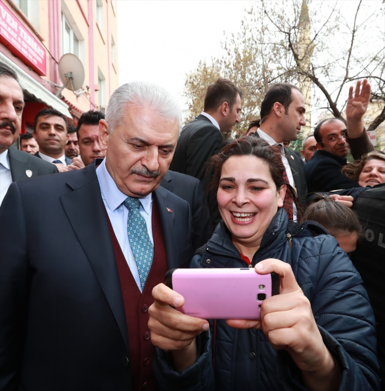 Başbakan Yıldırım berberde bir vatandaşı tıraş etti