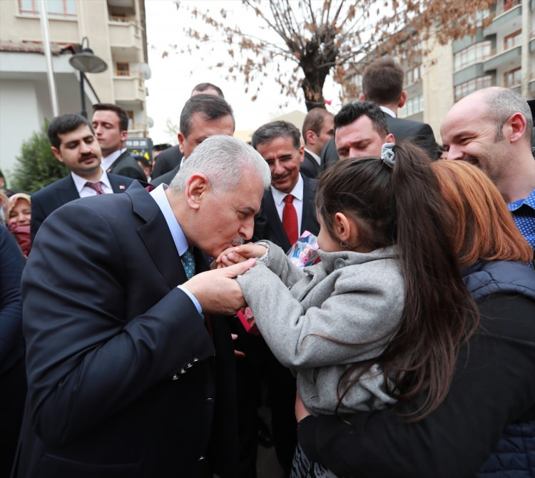 Başbakan Yıldırım berberde bir vatandaşı tıraş etti