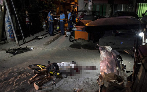 Korkunç görüntü! Uyuşturucu satıcısının cesedi saatlerce sokak ortasında kaldı