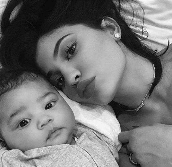 Kylie Jenner’dan kızıyla ilk selfie