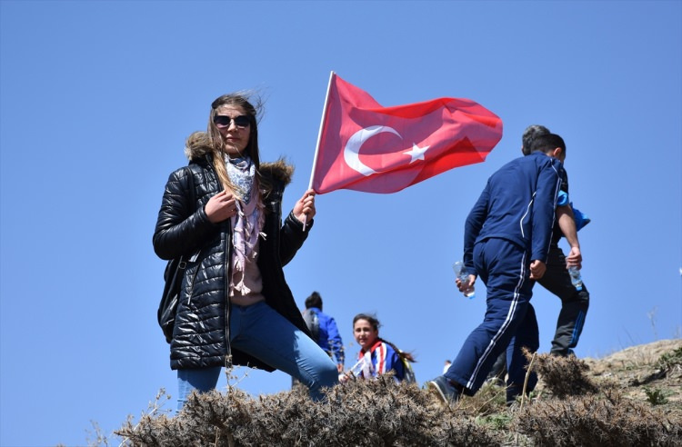 PKK'yı çıldırtan fotoğraflar: Türk bayraklarıyla yürüdüler!