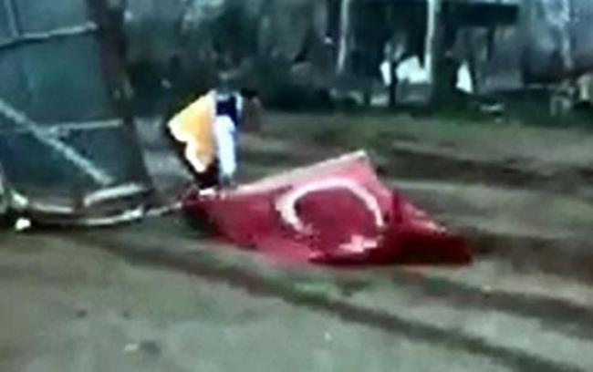 Ambulans şoförünün Türk bayrağı hassasiyeti