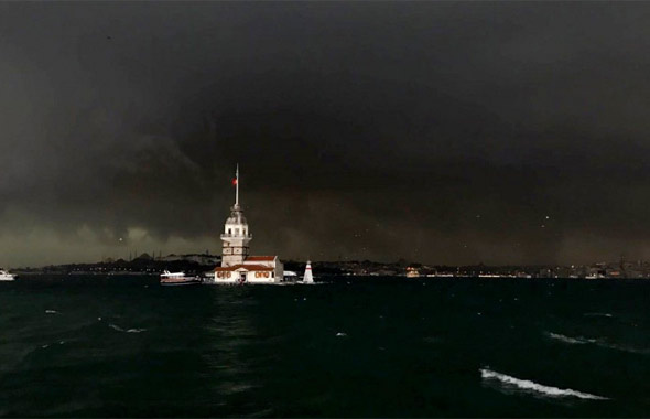 İstanbul'da hava karardı! Yağmur bastırdı saatlik tahmine bakın