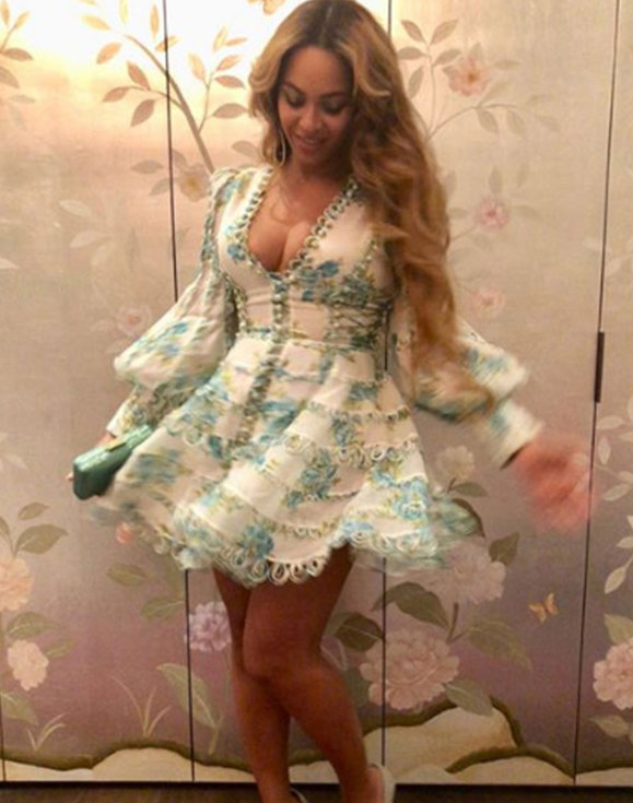 Beyonce'nin mini elbisesi olay oldu! Az daha frikik veriyordu