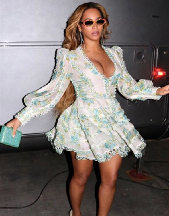 Beyonce'nin mini elbisesi olay oldu! Az daha frikik veriyordu