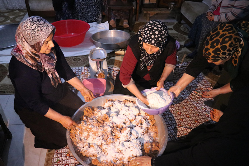 Hataylı annelerden Mehmetçik'e leziz yemekler