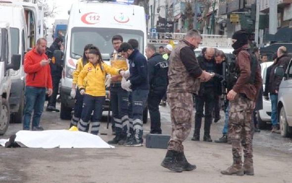 Kars'ta silahlı kavga ölü ve yaralılar var