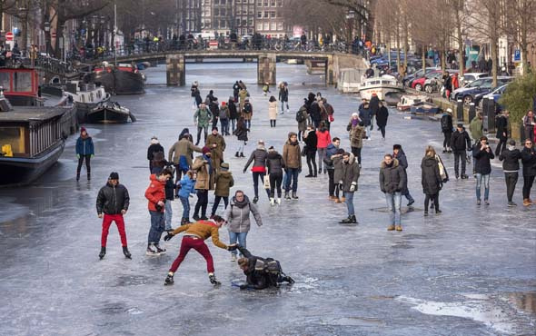 Amsterdam'da donan kanalda buz pateni
