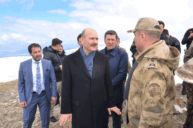 Bakan Soylu, Yüksekova’da askeri üs bölgelerini ziyaret etti