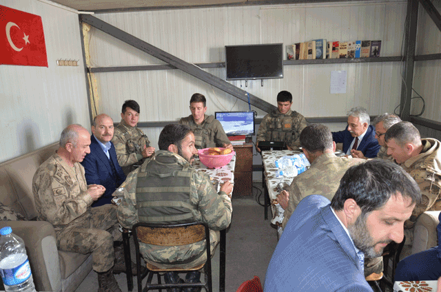 Bakan Soylu, Yüksekova’da askeri üs bölgelerini ziyaret etti