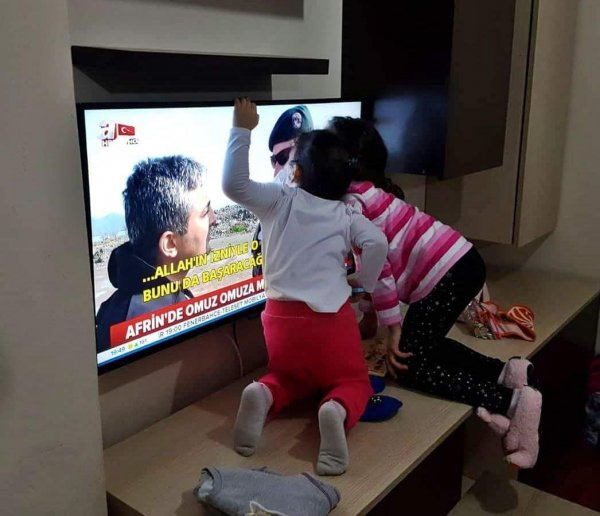Babalarını televizyonda gören çocukların sevincine bakın!
