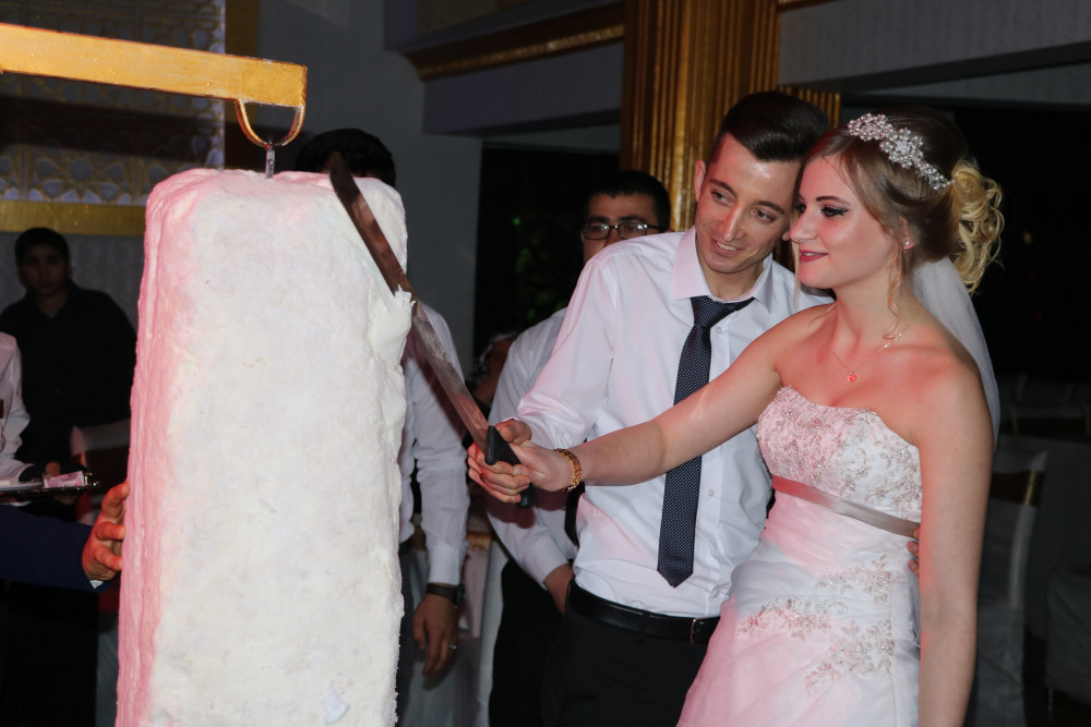 Türk garsona aşık olup evlendi!