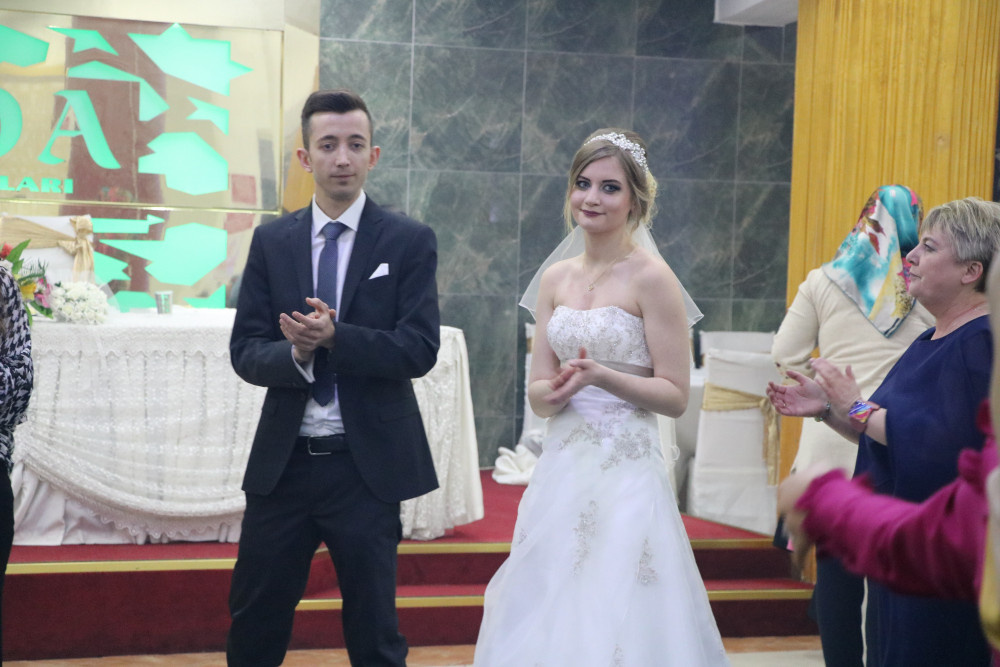 Türk garsona aşık olup evlendi!
