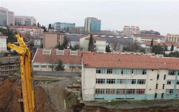 İstanbul'daki tehlikeli okul binasında eğitim durdu