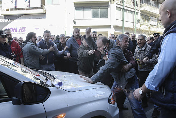 Taksiciler, Uber sürücülerine tekme tokat saldırdı!