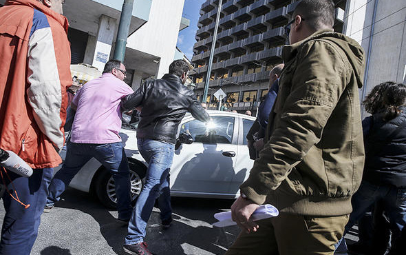 Taksiciler, Uber sürücülerine tekme tokat saldırdı!