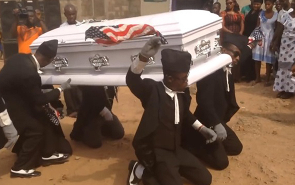 Erik Dalı ile cenaze töreni yapan Ganalılar