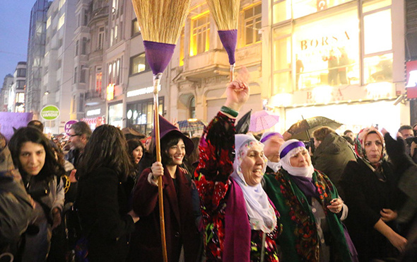 İstiklal'de büyük yürüyüş: Kadınlar tek yumruk oldu!