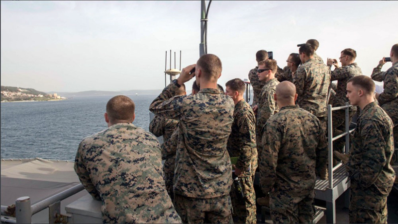 ABD askerleri Çanakkale'den geçerken dürbünle orayı izledi 