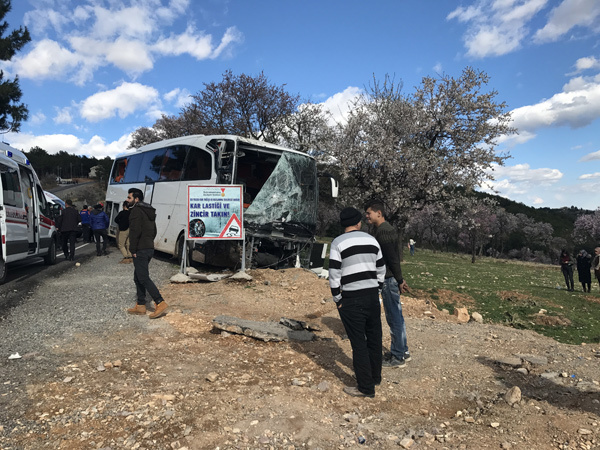 Öğrencileri taşıyan otobüsün freni patladı: 20 yaralı