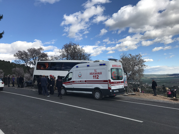Öğrencileri taşıyan otobüsün freni patladı: 20 yaralı
