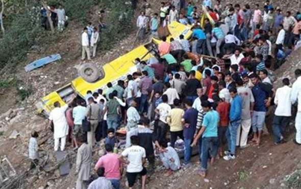 Hindistan'da okul otobüsü uçuruma yuvarlandı: En az 27 öğrenci öldü