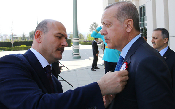 Bakan Soylu Erdoğan'ın yakasına kendi elleriyle taktı!