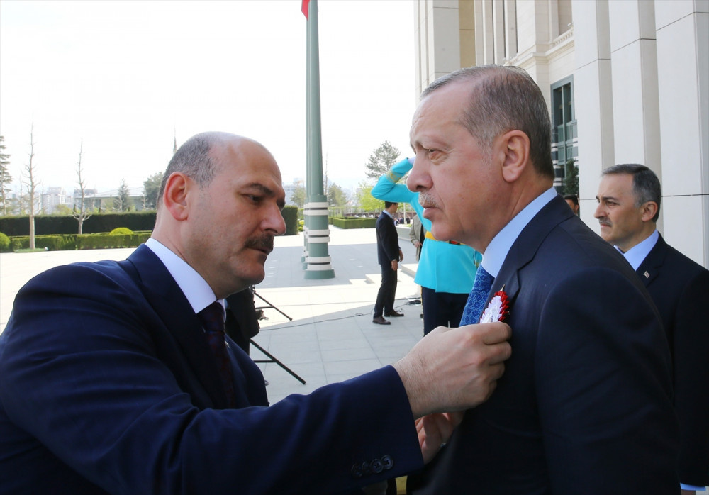 Bakan Soylu Erdoğan'ın yakasına kendi elleriyle taktı!