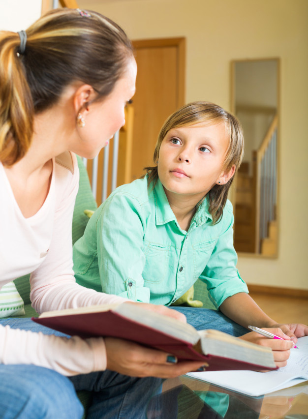 Çocukların ev ödevlerine yardım etmeli mi?