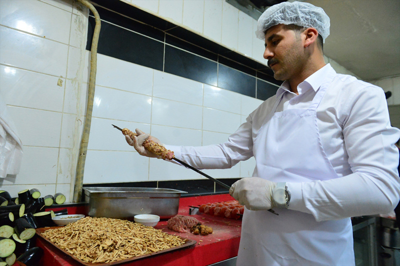 Sadece bir ay yenilebilen kebap! Telefonları susmuyor