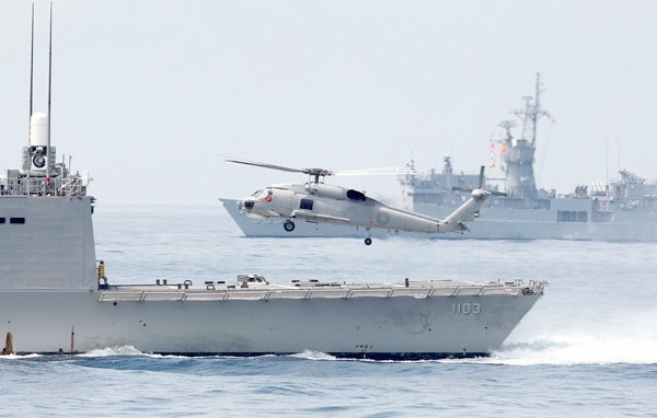 ABD uçak gemisinin gövde gösterisine Çin'den dev yanıt