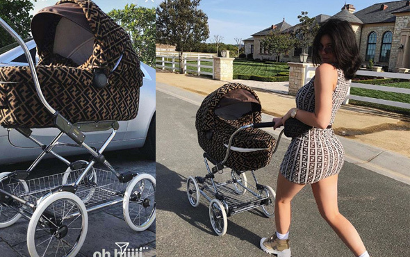 Kylie Jenner elbisesiyle bebek arabasını kombin yaptı