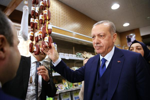 Cumhurbaşkanı Erdoğan şarküteriye girip alışveriş yaptı!