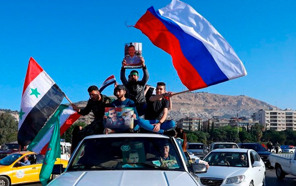 Suriyeliler Rus bayraklarıyla sokaklarda!