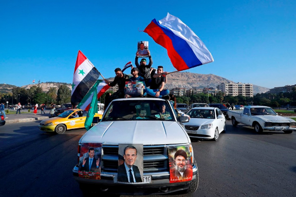 Suriyeliler Rus bayraklarıyla sokaklarda!