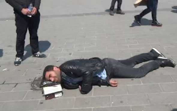 Görenler şoke oldu! Taksim Meydanı'nda kendini yerden yere vurdu