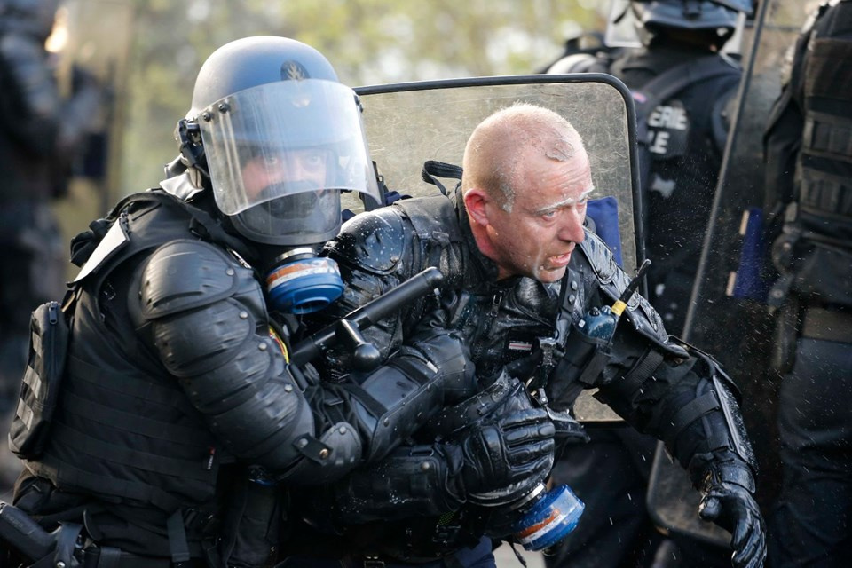 Fransa’da göstericilerle polis arasında çatışma