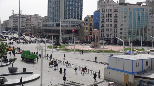 Gerginlik tırmanıyor! Taksim'de CHP'lilere polis engeli