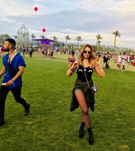 Hadise'den Coachella festivalinden renkli pozlar