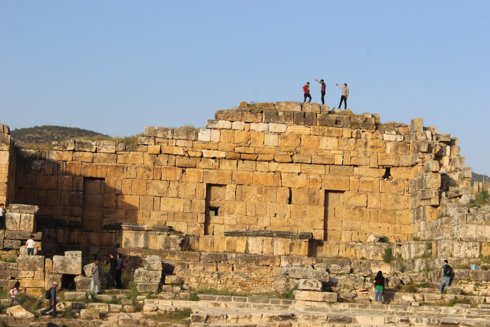 Pamukkale'ye ücretsiz giriş izdihamı: Yasak dinlemediler!