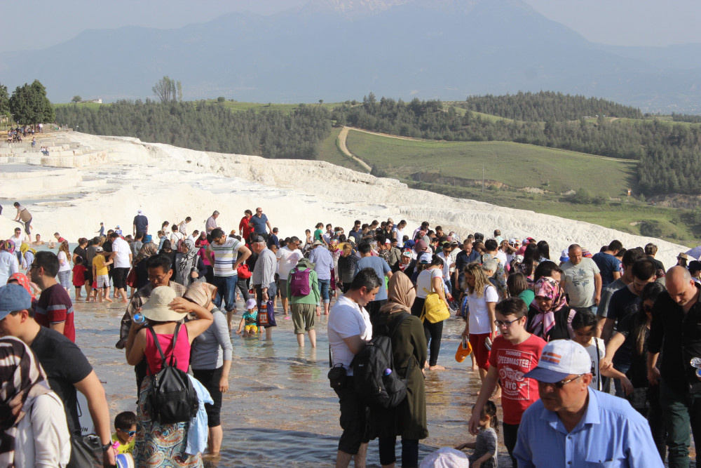 Pamukkale'ye ücretsiz giriş izdihamı: Yasak dinlemediler!